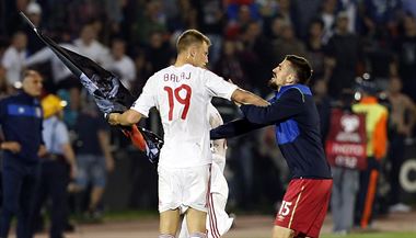 Albánský fotbalista Bekim Balaj bere Srbovi Nenadu Tomičovi vlajku tzv. Velké...
