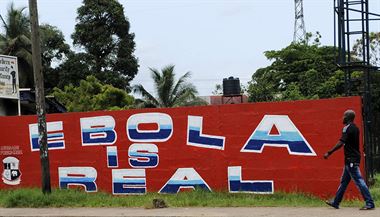 Ebola existuje. Npisy v ulicch liberijsk Monrovie varuj ped ebolou. Mnoz...