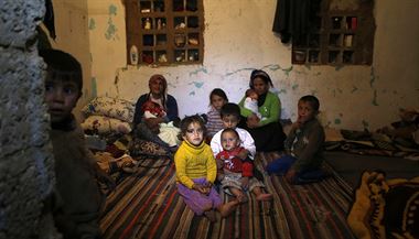 Kurdt uprchlci z msta Kobani, kter se sna dobt radiklov z Islmskho...