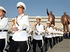 Severokorejtí vojáci pochodují podél soch Kim Ir-sena a Kim ong-ila, dvou...