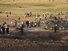 Kurdové hází kameny na tureckou poádkovou policii a obrnné transportéry.