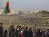 Kurdtí protestující si zakrývají oblieje ped slzným plynem, kterým je...