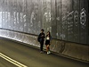 Mladí obyvatelé Hongkongu procházejí tunelem v oblasti obsazené demonstranty.