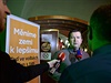 Jan Hamáek hovoí s novinái 11. íjna odpoledne ve volebním tábu SSD v...