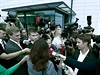 Adriana Krnáová, ANO, pichází k volebnímu tábu.