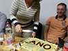 Daniela Seifertov se chyst rozkrojit dort, povolebn tb hnut ANO v Chebu.