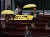 Zákonodárci Raymond Chan a Albert Chan vyjádili podporu prostestujícím lutými...