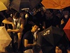 Protestující v Hongkongu pouívají detníky, aby se chránili ped policií,...