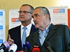 Karel Schwarzenberg (vpravo) a Miroslav Kalousek ve volebním tábu TOP 09