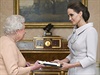 Britská královna udlila herece Jolie lechtický titul.