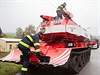 Hasiči do Vrbětic povolali i hasici tank.