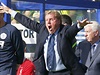 Harry Redknapp, trenér domácích fotbalistů, gestikuluje směrem ke svým...
