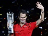 Roger Federer s pohárem pro vítze Masters v anghaji.