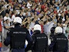 Srbtí policisté dohlíejí na dní v hlediti bhem utkání s Albánií.