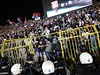 Srbtí fanouci bhem fotbalového utkání s Albánií.