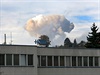 Výbuch zniil muniní sklad na Zlínsku. Na snímku je oblak dýmu nad místem...