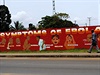 Symptomy nákazy. Nápisy v ulicích liberijské Monrovie varují ped ebolou.