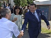 Prezident Republiky srbsk Milorad Dodik (vpravo) se zdrav se svm pznivcem.