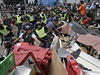 Hongkongská policie strhává barikády, jimi prodemokratití aktivisté blokují...