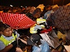 Hongkongská policie rozhání prodemokratické protesty. Demonstranti drí...
