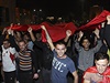 Pod albánskou vlajkou: albántí fanouci demonstrují v centru Tirany.