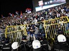 Srbská poádková policie elí rozvánným srbským fanoukm.