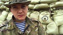 Ukrajinská letkyně Naděžda Savčenková, již ruští vyšetřovatelé viní z vraždy...
