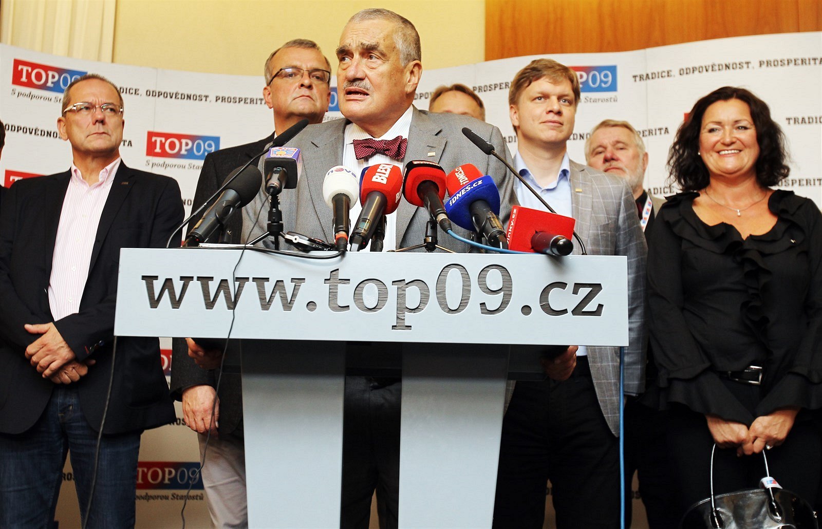 Karel Schwarzenberg hovo�í k noviná��m, v pozadí zbytek �tábu.
