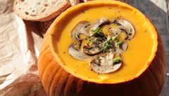 Podzimní chutě: dýňová polévka s houbami