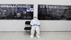 Noviná si zkouí ochranný odv proti ebole na tiskové konferenci Panamerické...
