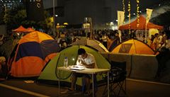 Studium nepočká. Mladý demonstrant v Hongkongu se ve volné chvíli učí.