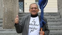 Jaroslav Kubera s tričkem, které hlásá „Za všechno můžu já“ před radnicí v...