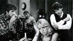 Jan Schánilec (vlevo) ve slavné komedii Svatba jako emen z roku 1967.
