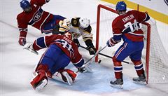 Útoník Boston Bruins Simon Gagne (12) stílí gól v zápase proti Montreal...