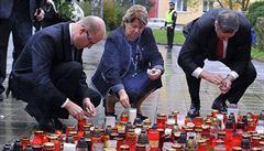 Premiér Bohuslav Sobotka (vlevo) v doprovodu starostky áru nad Sázavou Dagmar...