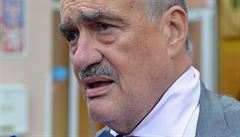 Pedseda TOP 09 Karel Schwarzenberg odevzdal v Sýkoicích na Rakovnicku svj...