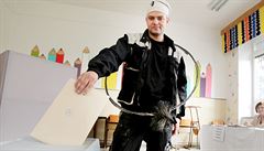 Pan Romaák z firmy Mj kominík si mezi prací odbhl odvolit.