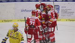 Hokejisté Třince se radují ze vstřelené branky v utkání se Zlínem.
