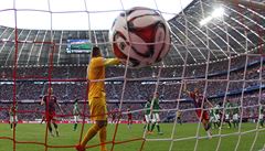 Mí je v síti! Trefil se Xabi Alonso.