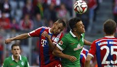 Hlavikový souboj. Rafinha (vlevo) a Franco di Santo.