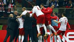 Fotbalisté Polska slaví triumf nad Německem.