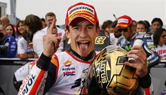 �pan�lský jezdec Marc Marquez slaví titul mistra sv�ta.