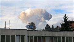 Výbuch zničil muniční sklad na Zlínsku. Na snímku je oblak dýmu nad místem... | na serveru Lidovky.cz | aktuální zprávy
