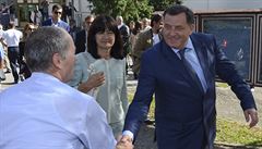 Prezident Republiky srbské Milorad Dodik (vpravo) se zdraví se svým píznivcem.