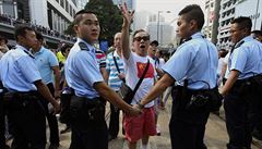 Uvolněte cestu! Demonstranti v Hongkongu se střetli s odpůrci protestů