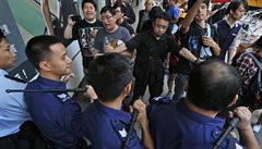 Hongkongsk policie opt udeila na barikdy. Aktivist se nebrnili