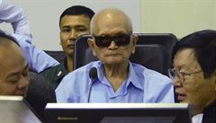 Hlavní ideolog a mocenská dvojka režimu Rudých Khmerů Nuon Chea (v brýlích...