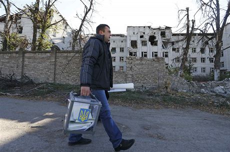 Ukrajinsk volebn komisa s urnou kr kolem dom, zniench bhem obansk...