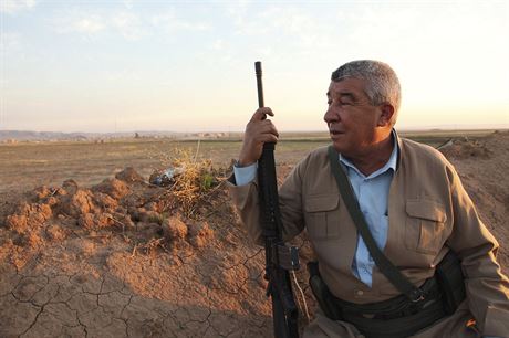 Kurdský pemerga na strái u Zumáru. Útok me pijít kadou chvíli.
