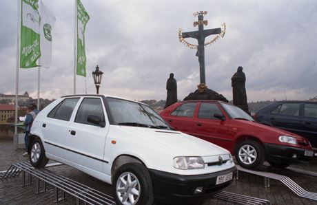 koda Felicia v roce 1994 na Karlov most.